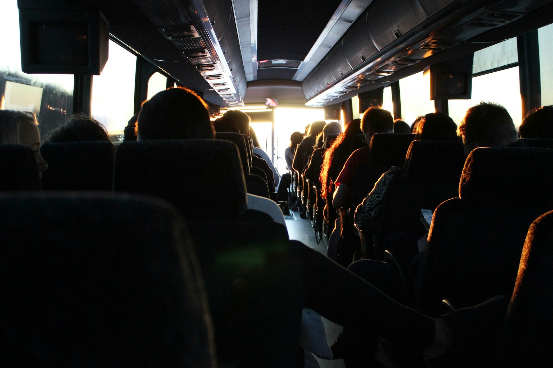 Passageiros embarcando em ônibus fretado