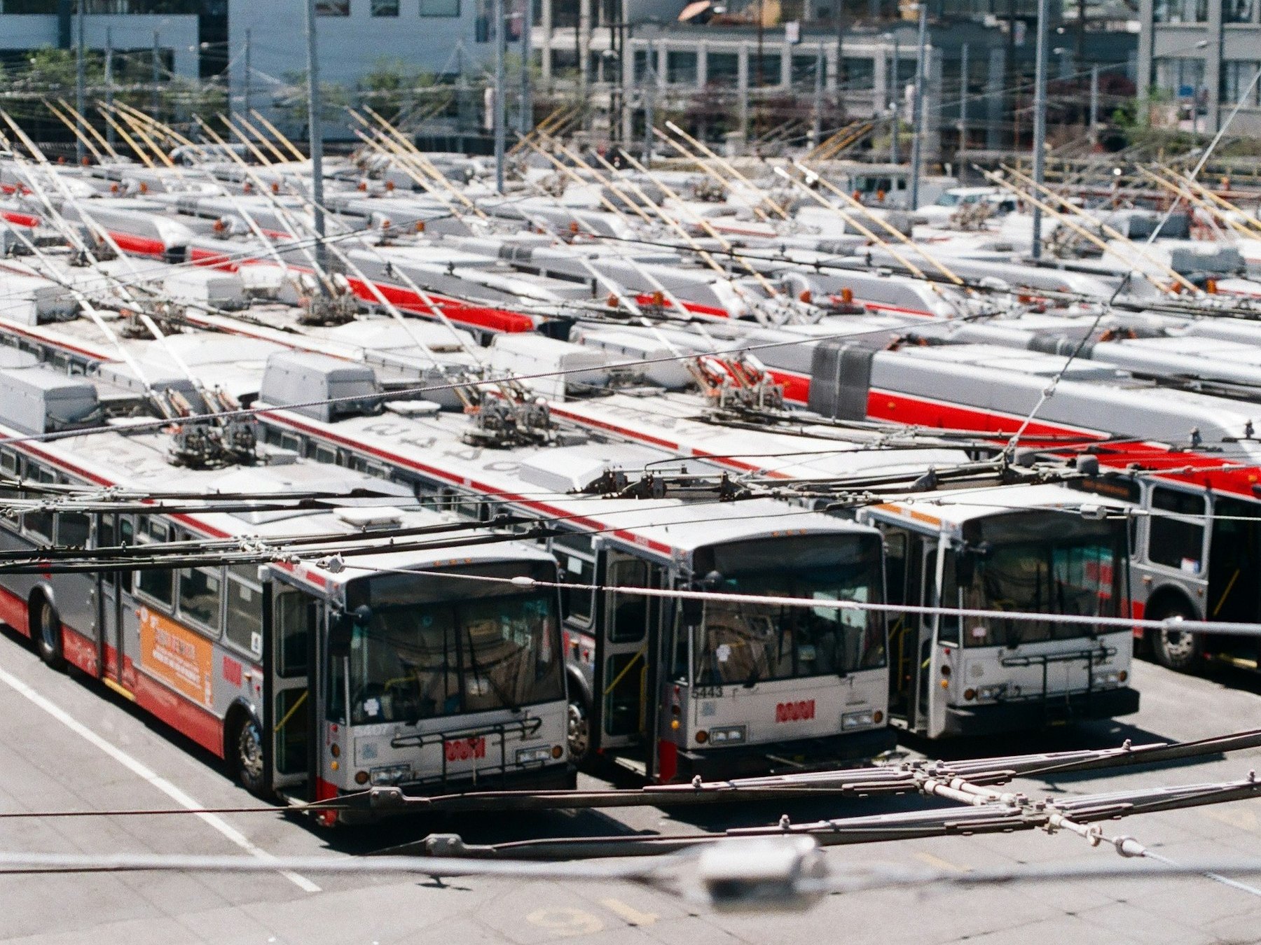 Pátio com dezenas de ônibus estacionados