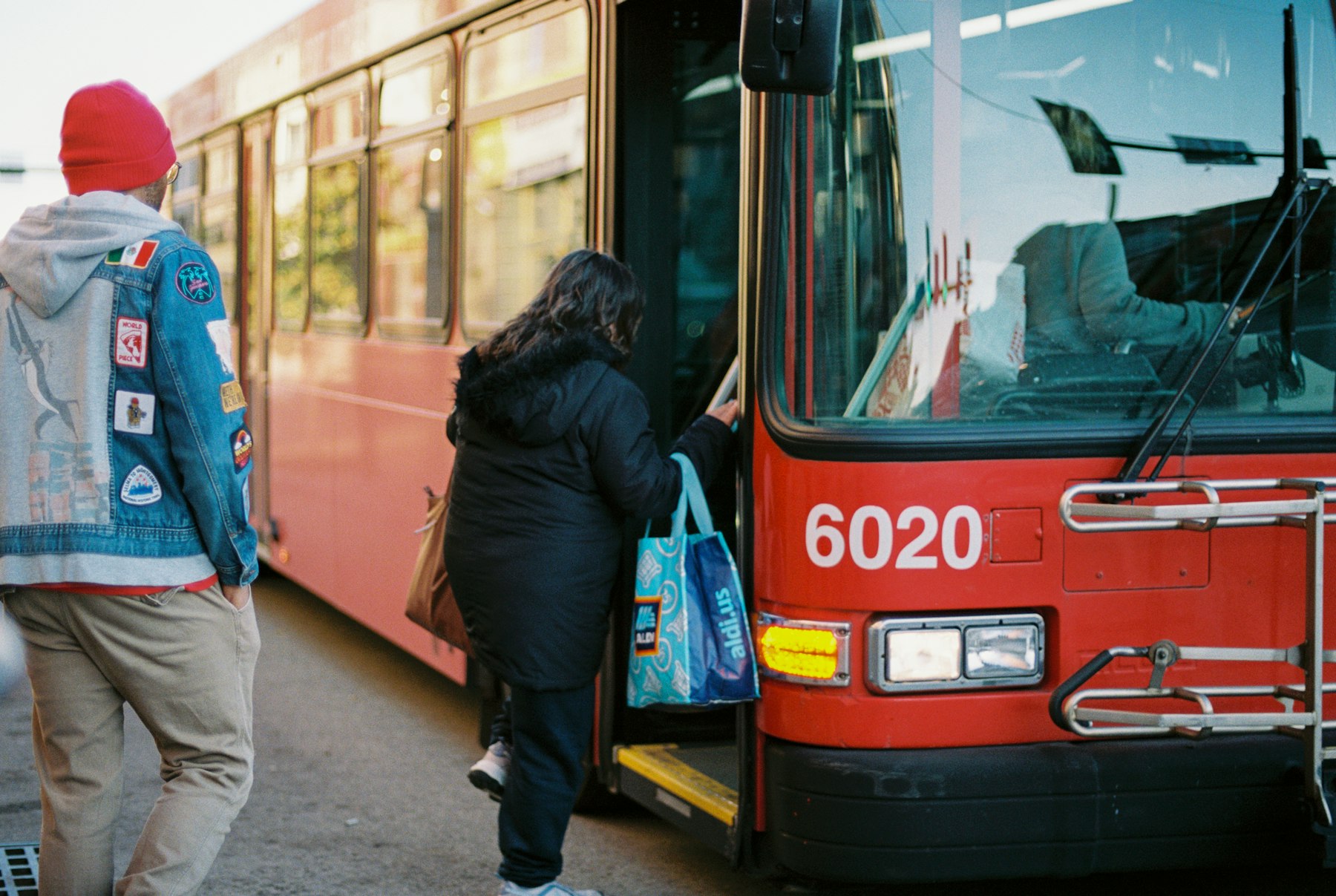 Passageiros embarcando no ônibus com suas bagagens