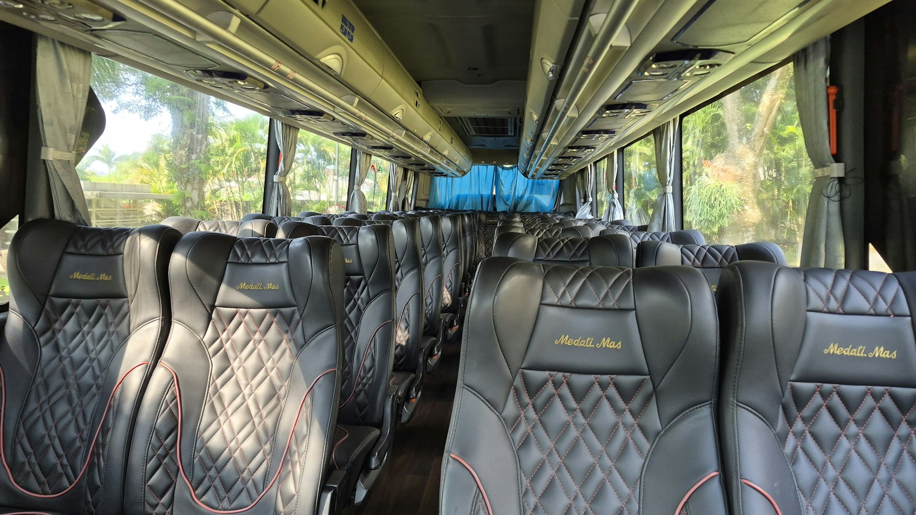 Interior de ônibus executivo com poltronas de couro