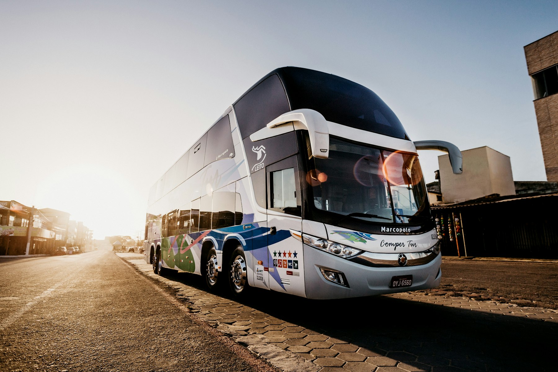 Ônibus de turismo em estrada durante o dia
